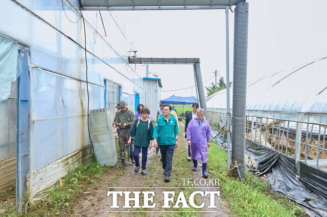 김석필 권한대행이 21일 수해 피해를 입은 풍세면 남관농장에 방문해 응급복구 상황을 점검하고, 복구 작업 중인 군 장병들을 격려했다./천안시
