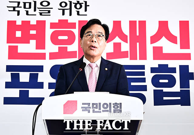 송언석 국민의힘 비상대책위원장 겸 원내대표가 21일 사회관계망서비스(SNS)에 올린 글에서 현재 (전 씨에 대한) 조사가 면밀히 진행 중인 것으로 안다라며 당에 유해한 행위나 민심을 벗어나는 언행이 확인되면 당헌·당규에 따라 조치하겠다라고 밝혔다. /배정한 기자