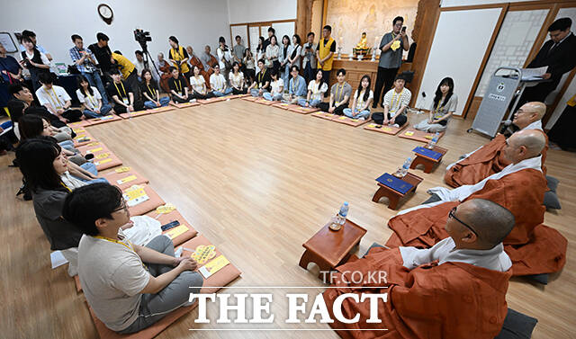 입재식을 위해 모인 참가자들.