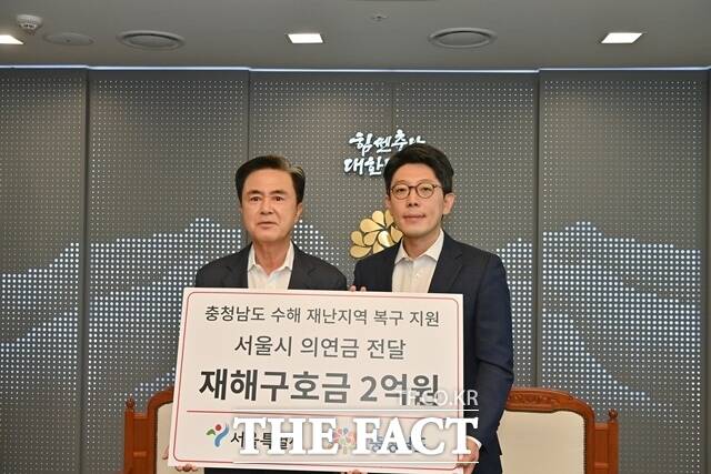 김병민 서울시 정무부지사(오른쪽)가 21일 충남도청 접견실에서 김태흠 지사에게 수해복구 성금 2억 원을 전달하고 기념촬영을 하고 있다. /충남도