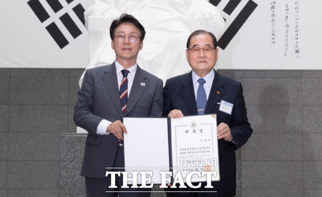 김민석 국무총리는 21일 광복 80년 기념사업추진위원회 1차 회의에서 국민의 마음을 하나로 모으는 진정한 통합의 장, 일회성 행사에 그치지 않는 문화적 기념비가 되는 광복 80주년 행사를 만들어 내야 한다고 밝혔다. (왼쪽부터) 김 총리와 위원회 공동위원장을 맡은 이종찬 광복회장. /뉴시스