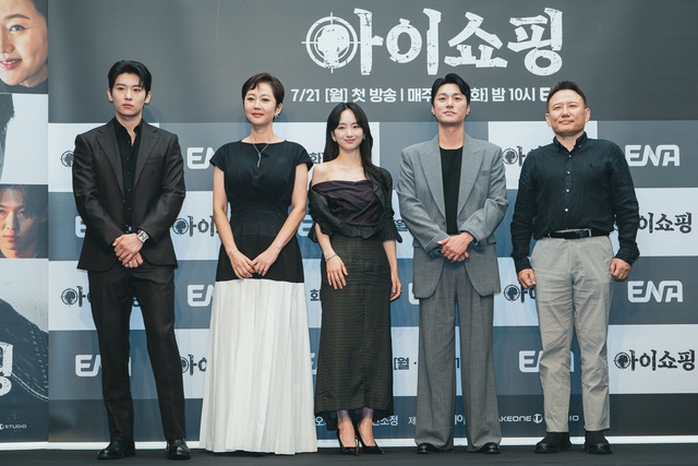 방송인 김진영(예능 활동명 덱스), 배우 염정아 원진아 최영준, 오기환 감독(왼쪽부터)이 21일 오후 2시 30분 서울 마포구 스탠포드 호텔에서 열린 ENA 새 월화드라마 아이쇼핑 제작발표회에 참석해 포즈를 취하고 있다. /ENA