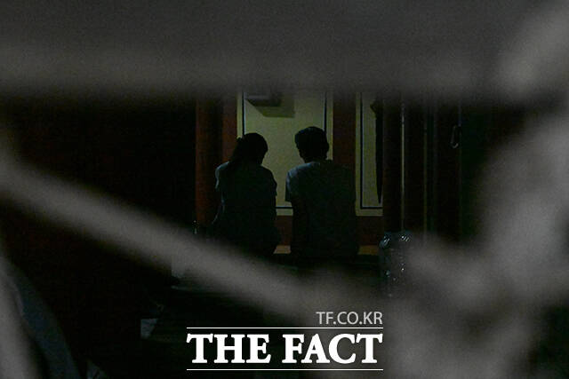 늦은 시간, 시간 가는 줄 모르고 대화하는 참가자들.