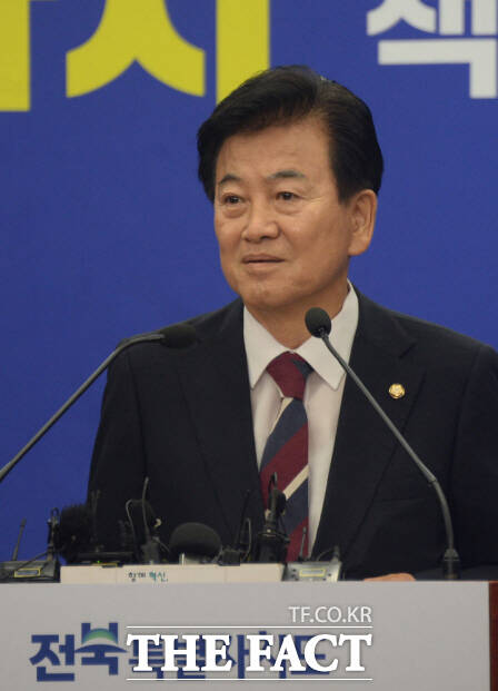 21일 전북도청 기자회견장에서 열린 완주·전주 합동 기자회견에서 정동영 국회의원이 발언하고 있다. /뉴시스