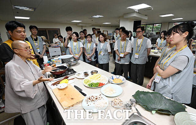 조계종 사찰음식 명장 1호 선재스님(왼쪽)이 참가자들에게 감자전의 조리법을 설명하고 있다.