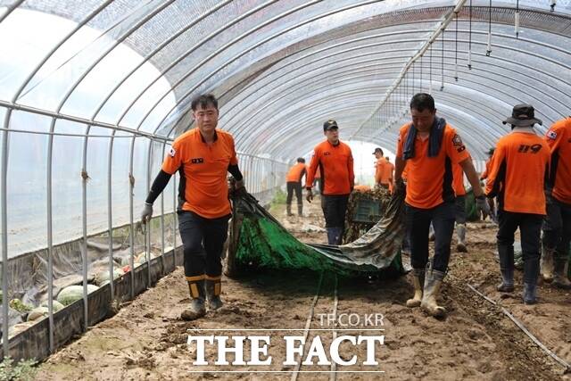 충남소방본부 관계자들이 집중호우로 피해를 본 농가를 찾아 복구 활동을 펼치고 있다. /충남도