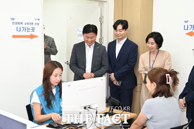 조용익 부천시장(왼쪽 2번째)이 민생회복 소비쿠폰 신청 첫날 중동 행정복지센터를 찾아 현장 점검을 하고 있다./부천시
