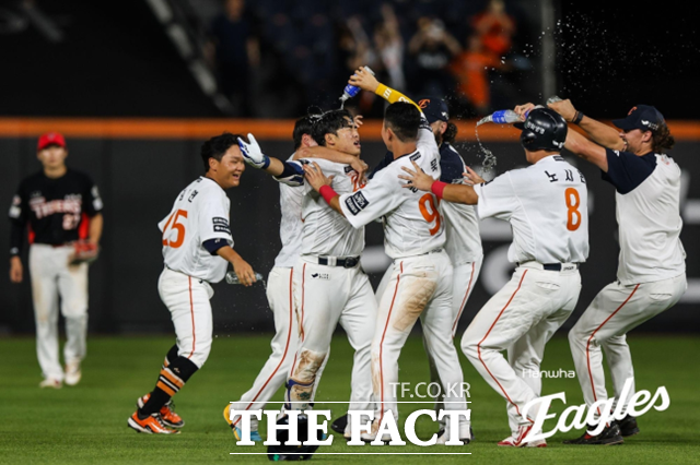 한화는 이번 시즌들어 탄탄한 선발 투수진이 받쳐 주면서 전력 짜임새가 몰라보게 좋아졌다. 고질적인 수비 불안이 해소되면서 역전승도 많아졌다. 끝내기 승리를 거둔 한화 선수들이 기쁨을 만끽하고 있다. /한화 이글스