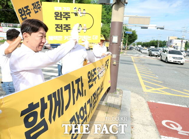 21일 우범기 전북 전주시장이 완주·전주 통합 출근길 캠페인에 동참하고 있다. /전주시