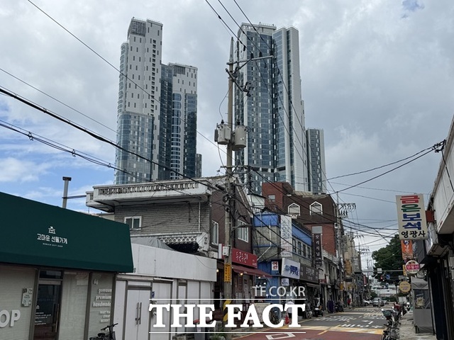 성수1지구 옆에 위치한 성수 트리마제 아파트는 84㎡가 지난달 54억9000만원에 거래되며 신고가를 기록했다. 지난 2월 50억원에서 크게 올랐다. /황준익 기자