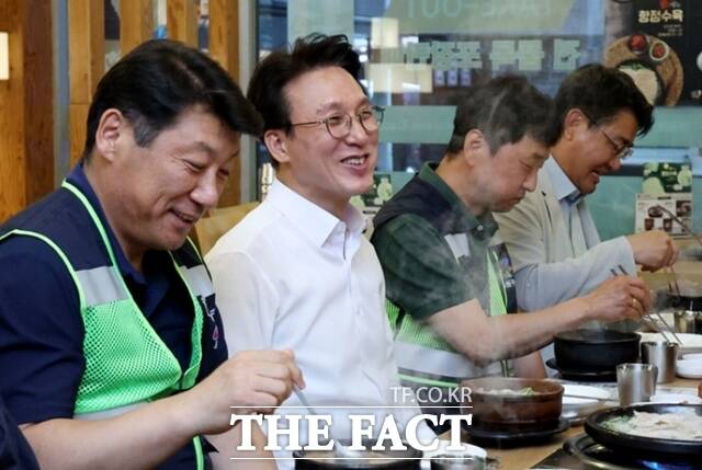 김민석 국무총리는 21일 민생회복 소비쿠폰 신청 첫날을 맞아 환경공무관들과 아침 식사를 가졌다. 이날은 이재명 정부의 첫 대규모 경기 부양책인 민생회복 소비쿠폰 신청이 본격 시작되는 날이다. /뉴시스