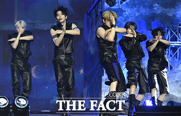 투모로우바이투게더가 21일 오후 서울 동대문구 경희대학교 평화의전당에서 열린 별의장:TOGETHER 발매 기념 쇼케이스에 참석해 타이틀곡 Beautiful Strangers 무대를 펼치고 있다. /장윤석 기자