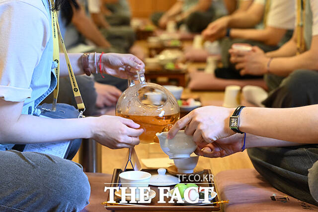 15분이 지나면 남성 참가자는 옆자리로 이동하며 다음 여성 참가자와 대화한다.