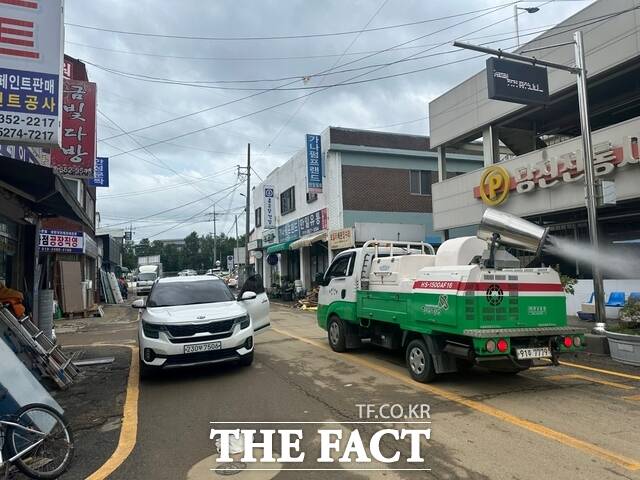 당진시보건소는 집중호우로 인한 수해 지역에 집중 방역을 추진하고 있다. /당진시