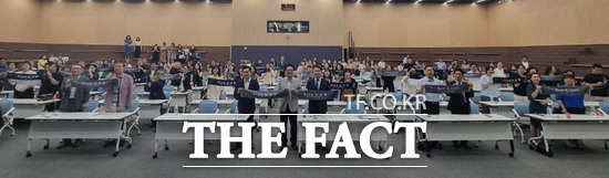 21일 열린 ‘청소년 스마트폰 프리 운동 경기북부 본부’ 출범식에 참석한 수 많은 관계자들이 다 함께 기념촬영을 하고 있다./청소년 스마트폰 프리 운동본부