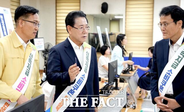 김영록 전남도지사가 목포 부주동 주민센터를 찾아 현장 상황을 점검하고 있다. /전남도