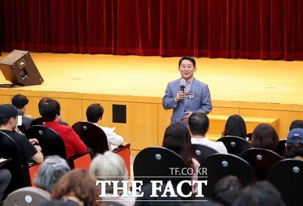 지난 6월부터 7월까지 진행된 2025년 상반기 서람이 자치대학이 18일 이호선 심리상담 교수의 강의를 끝으로 마무리됐다. 서철모 서구청장이 수료식에서 인사말을 하고 있다./대전 서구