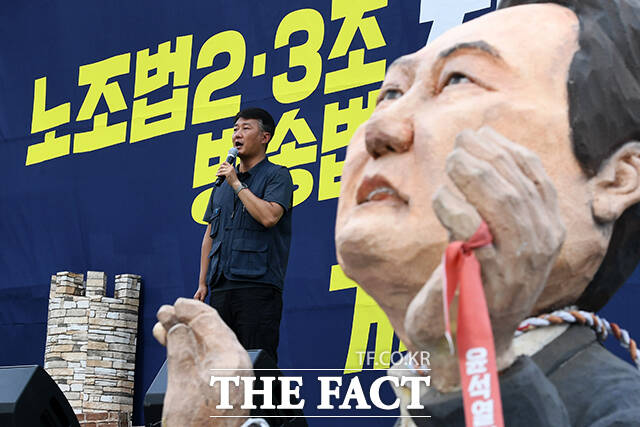 전국민주노동조합총연맹(민주노총)이 21 국회가 곧 노조법 2·3조 개정안 심사에 착수한다. 온전한 법 개정을 위해 법안이 통과될 때까지 국회의사당 앞에서 농성에 돌입한다고 밝혔다. /서예원 기자