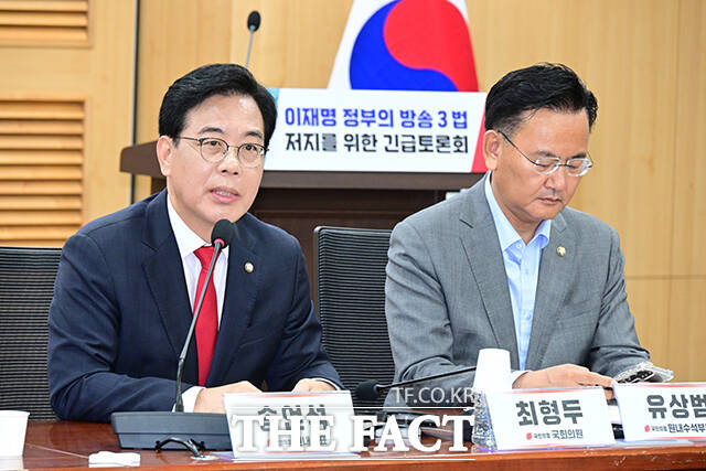 송언석 국민의힘 비상대책위원장 겸 원내대표(왼쪽)가 축사하고 있다.