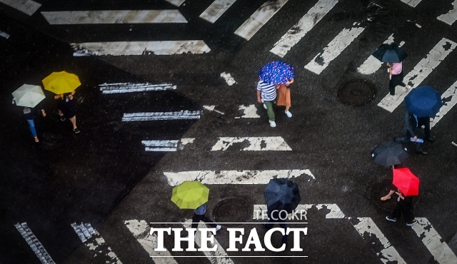 화요일인 22일 무더위가 이어지는 가운데 일부지역에 구름이 끼거나 내륙 중심으로 소나기가 내리겠다. 강한 바람과 천둥, 번개를 동반한 소나기로 시설물 관리나 교통안전에 유의해야 한다./ 더팩트 DB