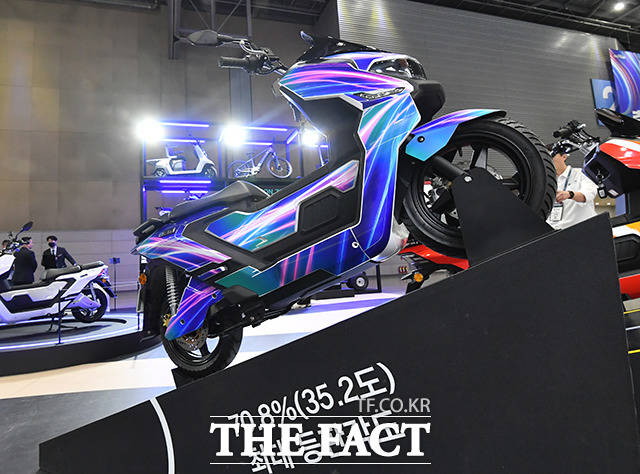 산업통상자원부와 캄보디아의 수송 부문 온실가스 감축협력을 본격화한다. 사진은 전기 오토바이가 전시 모습. /더팩트 DB