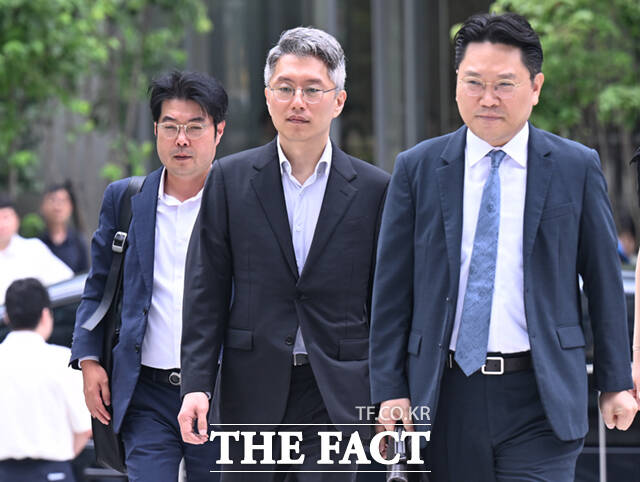 김건희 여사의 집사 김예성 씨의 회사에 거액을 투자했다는 의혹을 받는 류긍선 카카오모빌리티 대표(가운데)가 지난 21일 서울 종로구 KT광화문빌딩 웨스트에 마련된 민중기 특별검사팀 사무실로 출석하고 있다. /이새롬 기자