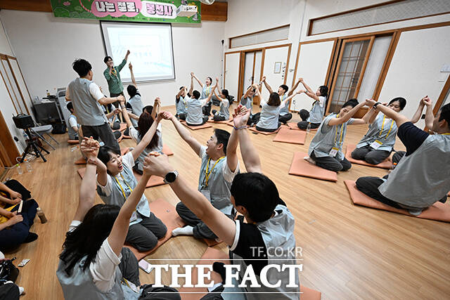 밝은 얼굴로 게임에 참여하는 참가자들. 게임을 통해 야간 자유 데이트 상대가 결정됐다.