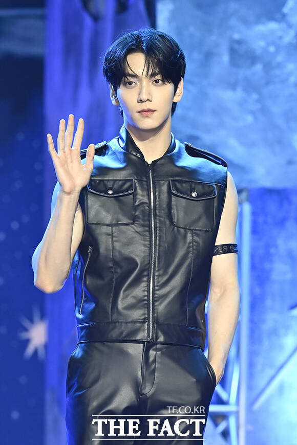 그룹 투모로우바이투게더의 수빈이 21일 오후 서울 동대문구 경희대학교 평화의전당에서 열린 별의장:TOGETHER 발매 기념 쇼케이스에 참석해 포즈를 취하고 있다. /장윤석 기자