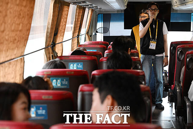 한 참가자가 자기소개를 하는 가운데 다른 참가자들이 이야기를 나누고 있다.