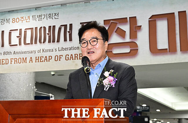 우원식 국회의장이 21일 오후 서울 여의도 국회 의원회관에서 열린 한국교원대학교 광복 80주년 특별기획전 쓰레기 더미에서 핀 장미에 참석해 축사를 하고 있다. /국회=배정한 기자