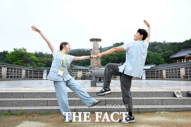 베스트 포토에 선정되기 위해 포즈를 취하는 참가자들.