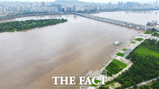 중부지방의 집중호우가 이어진 20일 오후 서울 영등포구 서강대교 아래 한강이 흙탕물로 변해 있다. /박헌우 기자