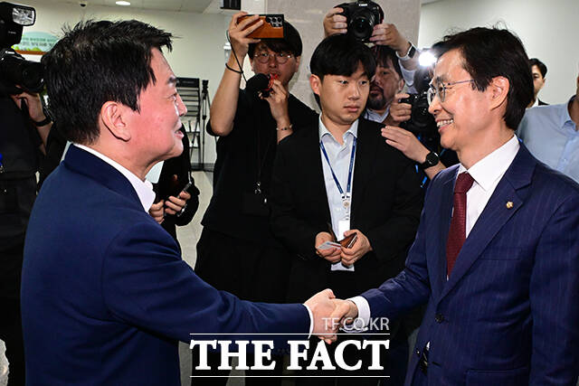 국민의힘 당권을 노리는 안철수(왼쪽), 조경태 의원이 21일 오전 서울 여의도 국회 소통관에서 만나 인사를 나누고 있다. /국회=남윤호 기자