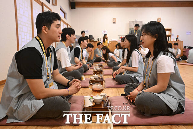 참가자들이 1:1 로테이션 차담을 진행하고 있다.