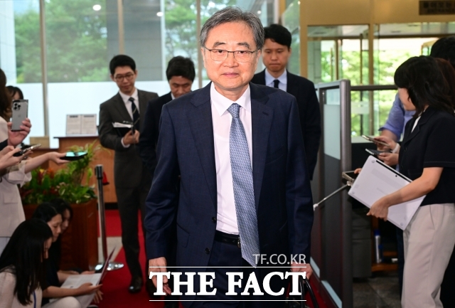 조 장관은 이날 취임사에서 새 정부는 초유의 상황에서 출범했고 외교부에 대한 우리 국민의 기대는 매우 크다며 이러한 기대에 부응해 여러분 모두 사명감과 주인 의식을 갖고 업무를 추진해 주길 바란다고 당부했다. /임영무 기자