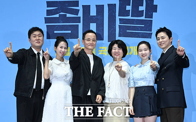 배우 윤경호와 조여정, 필감성 감독, 배우 이정은, 최유리, 조정석(왼쪽부터)이 21일 오후 서울 강남구 메가박스 코엑스에서 열린 영화 좀비딸 언론배급시사회 및 기자간담회에 참석해 포즈를 취하고 있다. /박헌우 기자