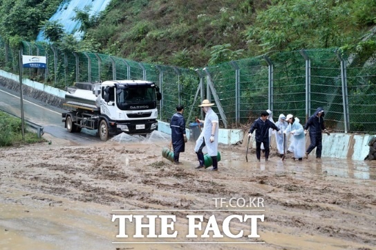 손해보험 사회공헌협의회가 집중호우로 인해 피해를 입은 수재민들을 위해 총 10억5000만원의 구호기금을 지원한다. 사진은 이달 8~10일까지 쏟아진 집중 호우로 91억 원 피해 규모의 수해가 발생한 안동시에서 도로 복구 작업을 하는 모습. /안동시청