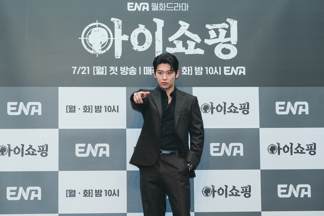 다양한 예능 프로그램에서 덱스로 활동한 방송인 김진영이 아이쇼핑 제작발표회에서 배우라는 직업이 매력적이고 인간 김진영과 잘 맞는다고 생각했다고 전했다. /ENA