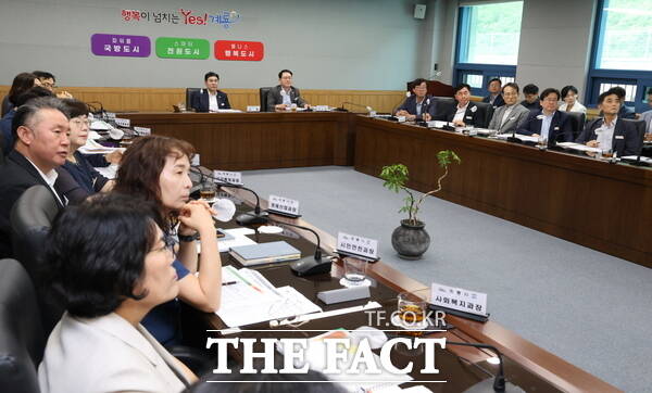 이응우 계룡시장이 21일 확대간부회의를 주재하고 있다./계룡시