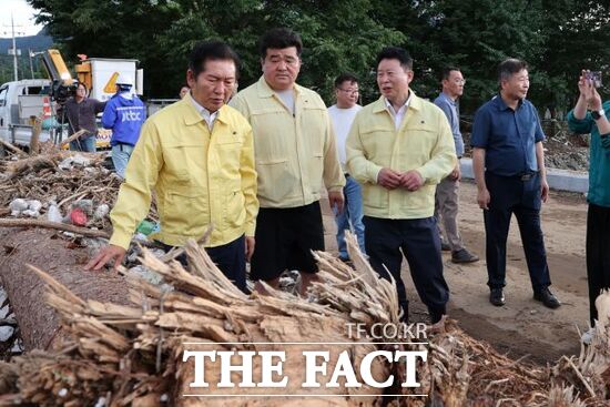 지난 20일 수해 현장을 찾은 정청래 더불어민주당 당대표 후보(왼쪽 1번째)에게 서태원 경기 가평군수(왼쪽 4번째)가 특별재난지역 선포를 통해 신속한 복구가 이뤄질 수 있도록 협조해 줄 것을 요청하고 있다. /가평군
