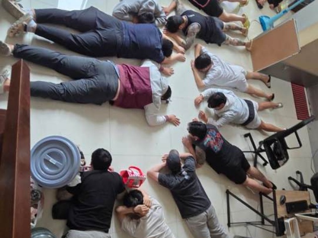 경찰청은 태국 파타야에서 검거된 로맨스 스캠 사기 조직원 19명의 추가 수사를 위해 지난 16일 공동조사팀을 현지에 파견했다고 21일 밝혔다. 사진은 검거 현장 모습./경찰청 제공