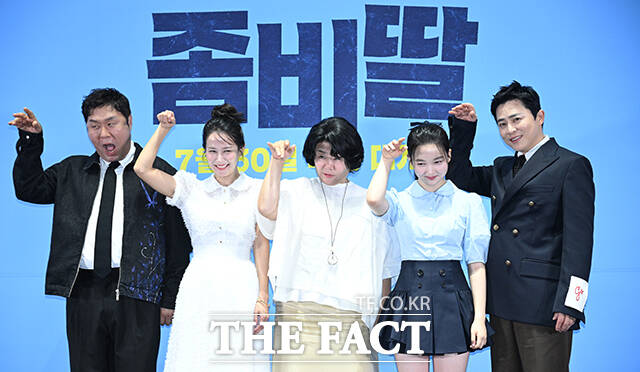 배우 윤경호와 조여정, 이정은, 최유리, 조정석(왼쪽부터)이 21일 오후 서울 강남구 메가박스 코엑스에서 열린 영화 좀비딸 언론배급시사회 및 기자간담회에 참석해 포즈를 취하고 있다. /박헌우 기자