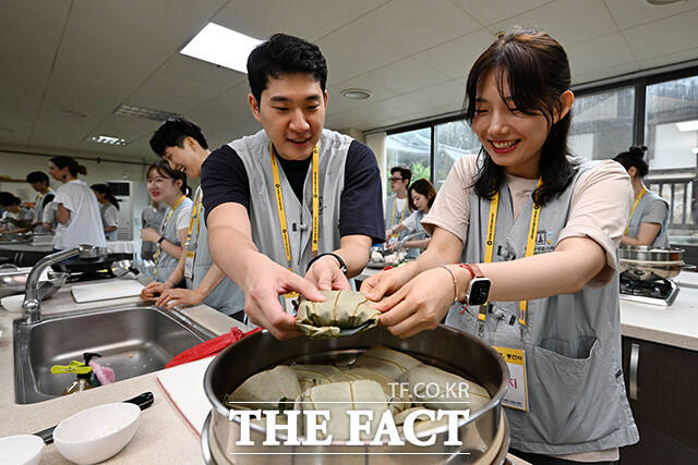 참가자들은 직접 만든 음식으로 저녁 공양을 올렸다.