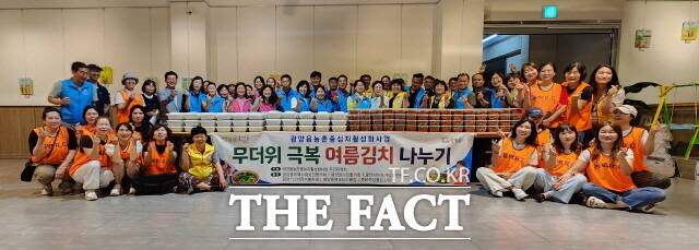 광양읍 지역사회보장협의체는 지난 17일 여름김치 나누기 특화사업을 추진했다. 김치를 저소득 취약계층 150가구에 전달하기 위해 4개 봉사단체가 기념 촬영을 하고 있다./김은광 기자