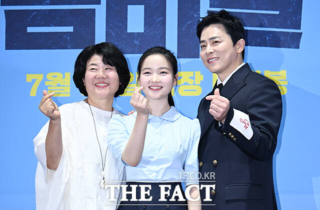 배우 이정은과 최유리, 조정석(왼쪽부터)은 웹툰을 찢고 나온 듯한 싱크로율을 자랑하며 좀비딸을 이끈다. /박헌우 기자