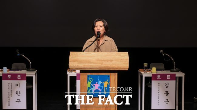 신계용 과천시장이 과천 미래 100년 포럼에서 인사말을 하고 있다. /과천시