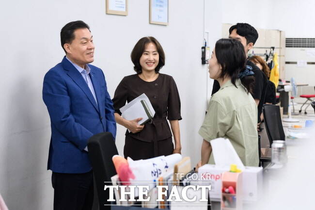 이재준 수원시장이 민생회복 소비쿠폰 신청 첫 날인 21일 행정복지센터를 찾아 현장을 점검하고 있다./수원시