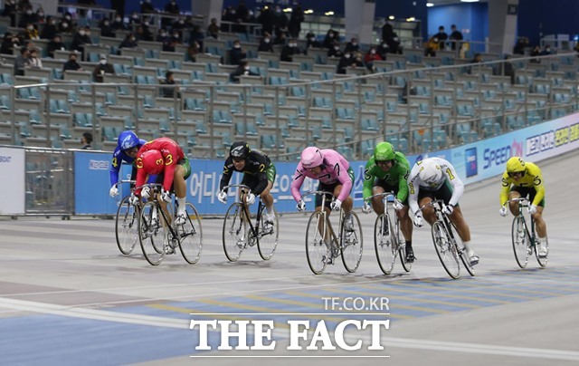 광명스피돔에서 우수급 선수들이 결승선을 향해 질주하고 있다./국민체육진흥공단