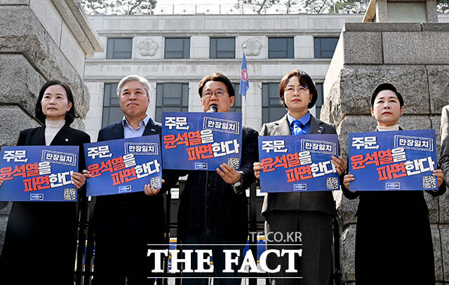 조국혁신당이 다시 국민의힘 해산 카드를 꺼내 들었다. 6개월 전과 같은 사안이지만, 이재명 정부 출범 이후 달라진 정국을 배경으로 실현 가능성에 기대를 걸고 있다. /배정한 기자