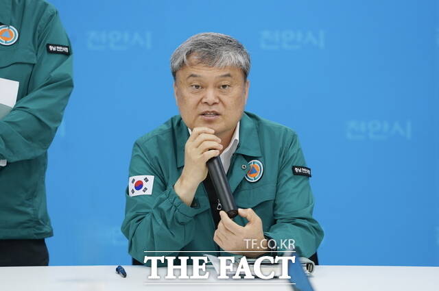 최광복 천안시 건설안전교통국장이 21일 시청 브리핑실에서 천안역사 증개축사업 착공식 취소 관련 간담회를 하고 있다./천안시